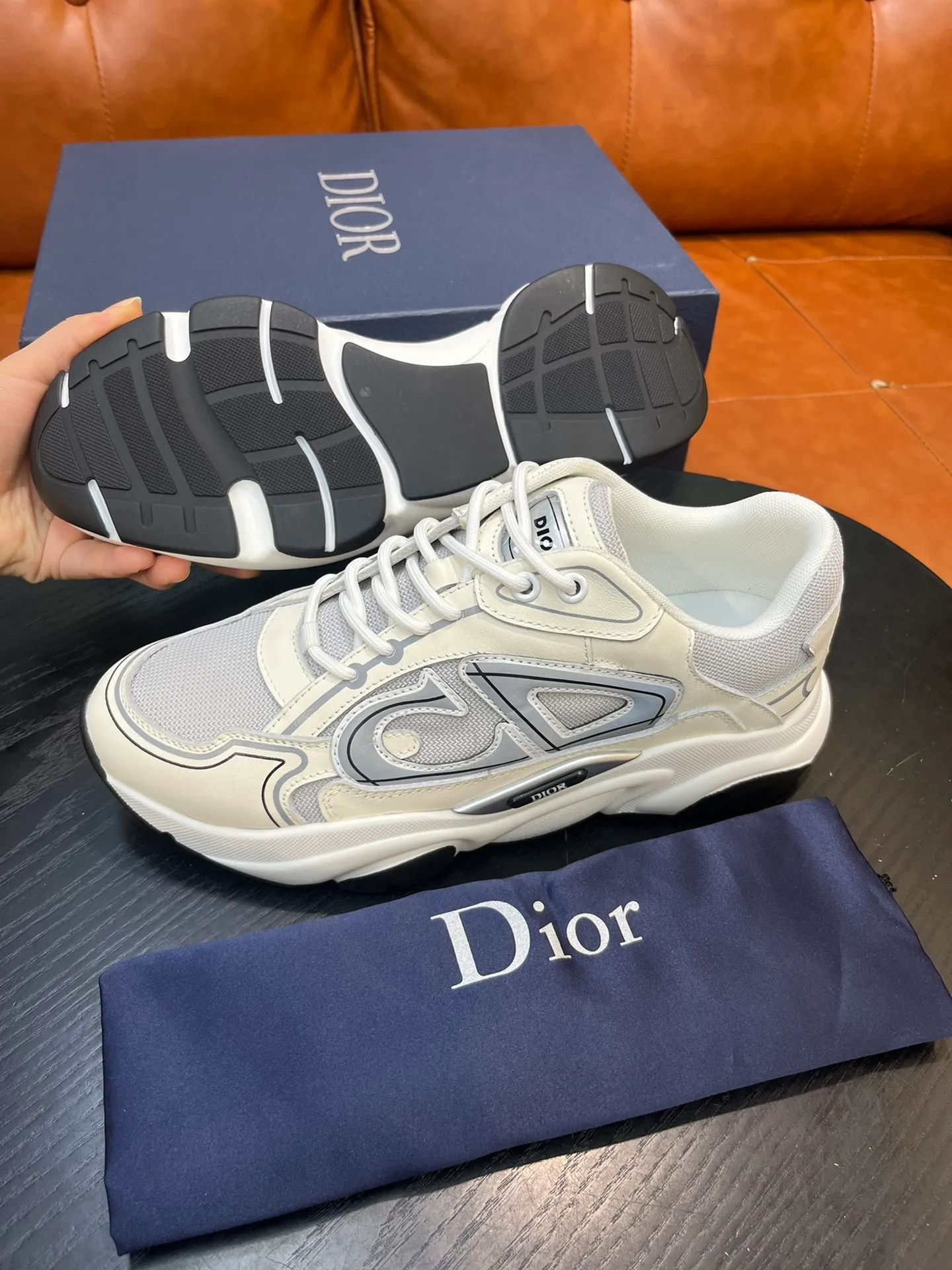 Factory price 540💰Dior B22 men's jogging fashion sneakers. This item draws inspiration from retro jogging shoes. It adopts a thick low-top design, with an upper made of leather and mesh fabric, and a black and white engraved rubber sole. Decorated with an embossed "CD" logo on the side. Code number: 39-44
